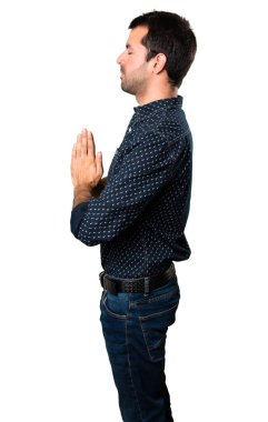 Esmer adam zen pozisyonda izole beyaz zemin üzerine