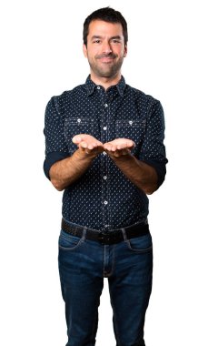 Esmer adam bir şey izole beyaz arka plan üzerinde tutan