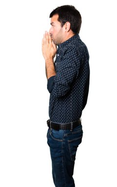 Esmer adam izole beyaz arka plan üzerinde yalvaran