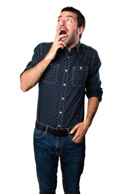 Esmer adam sürpriz jest yapma beyaz arka plan izole