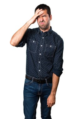 Yorgun esmer adam izole beyaz zemin üzerine