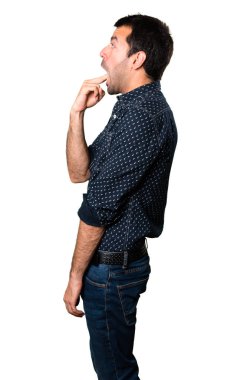 Esmer adam izole beyaz zemin üzerine kusma jest yapma