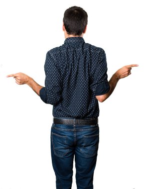 Esmer adam izole beyaz zemin üzerine şüpheleri Laterallerin işaret