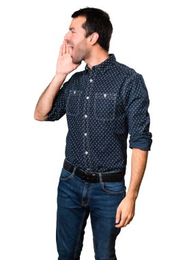 Esmer adam izole beyaz zemin üzerine bağırarak