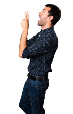 Esmer adam izole beyaz arka plan üzerinde yukarı dönük