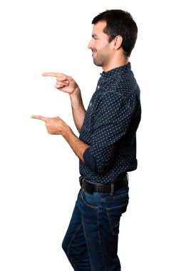 Esmer adam lateral izole beyaz zemin üzerine işaret