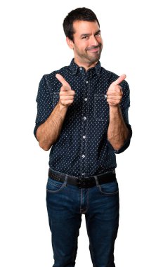 Esmer adam izole beyaz zemin üzerine açık için işaret