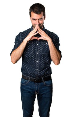 Esmer adam izole beyaz arka plan üzerinde düşünme