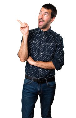 Esmer adam izole beyaz arka plan üzerinde düşünme