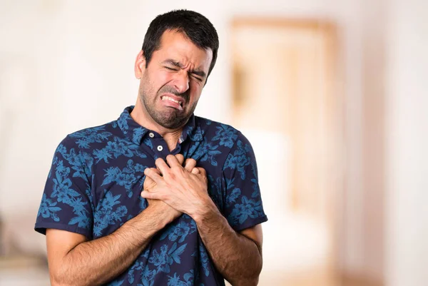 Morena Hombre Con Dolor Corazón Dentro Habitación —  Fotos de Stock