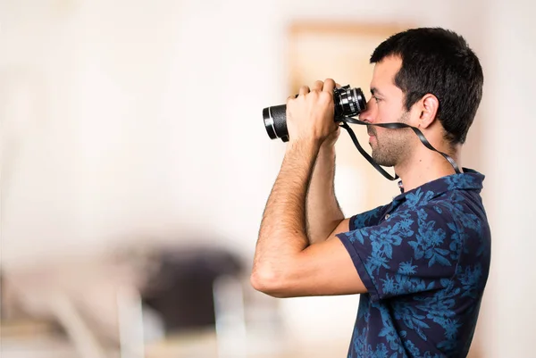 Brunett Man Med Kikare Inuti Rummet — Stockfoto