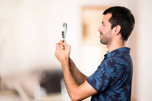 Morena Hombre Con Lupa Dentro Habitación —  Fotos de Stock