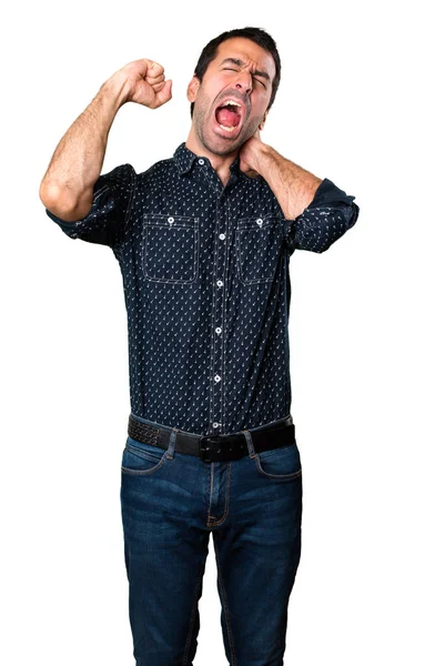 Esmer adam izole beyaz arka plan üzerinde esneme