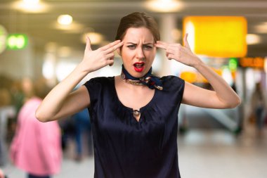 Güzel hostes yapım intihar jest Havaalanı içinde