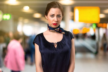 Havaalanında içinde üzgün güzel hostes