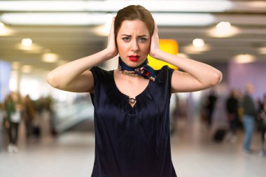 Güzel hostes kulakları Havaalanı içinde kapsayan