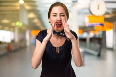 Güzel hostes Havaalanı içinde bağırarak
