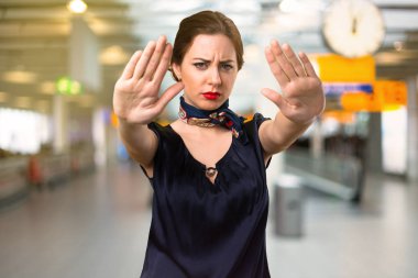 Güzel hostes dur işareti içinde Havaalanı yapma