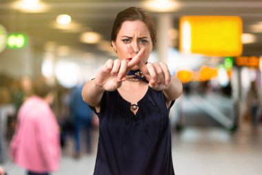 Güzel hostes Havaalanı içinde hiçbir hareketi yapma