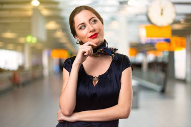 Güzel hostes Havaalanı içinde düşünme