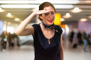 Güzel hostes bir şey Havaalanı içinde gösterilen