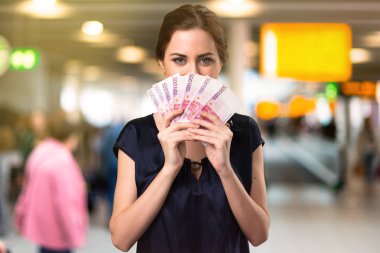 Güzel hostes Havaalanı içinde bir sürü para alarak