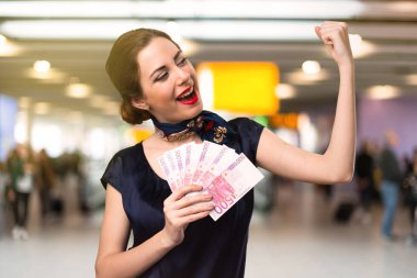 Güzel hostes Havaalanı içinde bir sürü para alarak