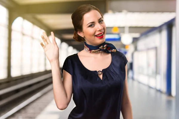 Bonita Aeromoça Saudando Dentro Aeroporto — Fotografia de Stock