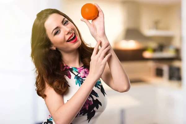 Glücklich Schönes Junges Mädchen Mit Orangen Auf Unkonzentriertem Hintergrund — Stockfoto