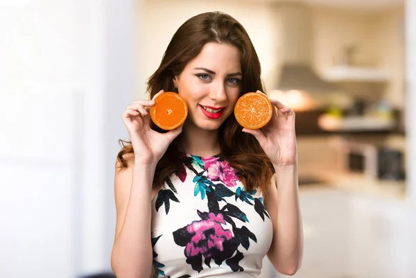 Красивая Молодая Девушка Держит Апельсины Несобранном Фоне — стоковое фото
