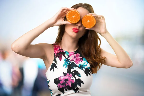 Vacker Ung Flicka Klädd Apelsinskivor Som Glasögon Ofokuserat Bakgrund — Stockfoto