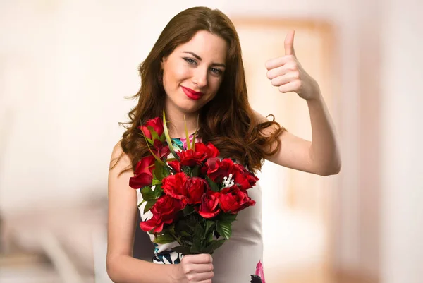 Beautiful Young Girl Holding Flowers Thumb Unfocused Background — Stock Photo, Image