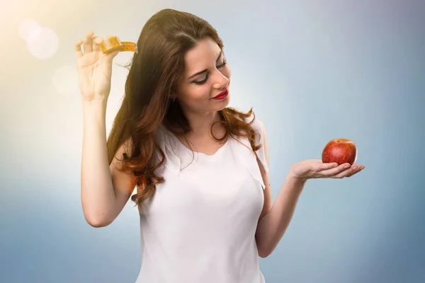 Femme Mince Avec Ruban Mesurer Tenant Une Pomme Sur Fond — Photo