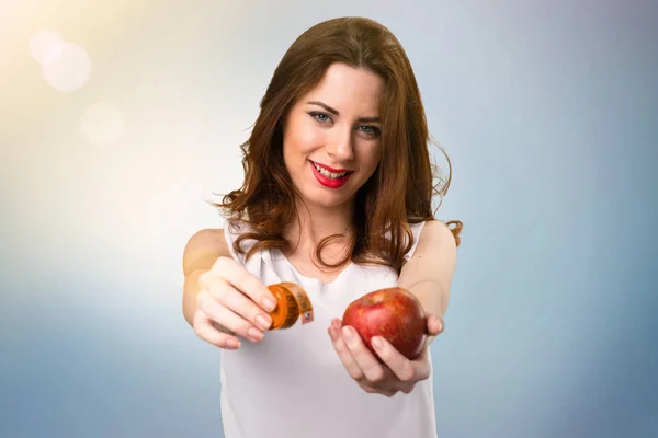 Schlanke Frau Mit Maßband Und Einem Apfel Auf Blauem Abstrakten — Stockfoto