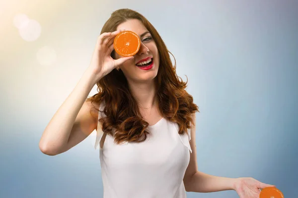 Hermosa Joven Con Rodajas Naranja Como Gafas Sobre Fondo Abstracto — Foto de Stock