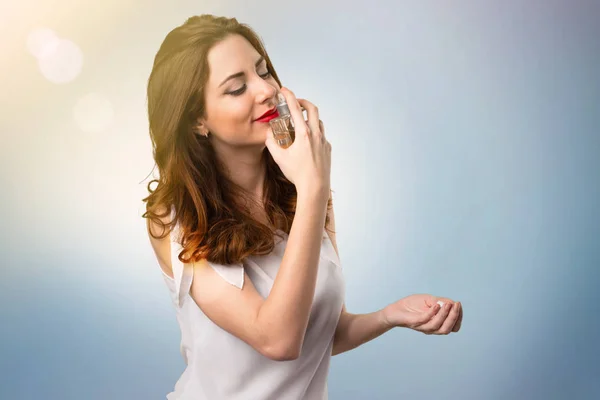 Bella Ragazza Con Una Fragranza Sfondo Astratto Blu — Foto Stock