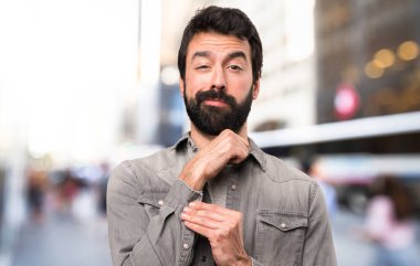 Açık, kendisiyle gurur sakallı yakışıklı adam