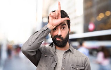 Sakal yapma kaybeden tabelaya açık olan yakışıklı adam