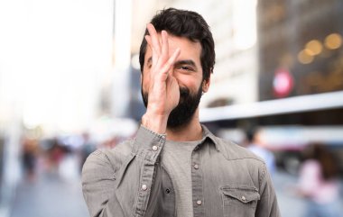 Açık, espri sakallı yakışıklı adam