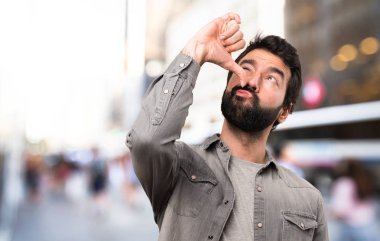 Sarhoş jest, açık hale sakallı yakışıklı adam