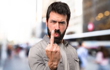 Sakal yapma boynuz jest, açık olan yakışıklı adam