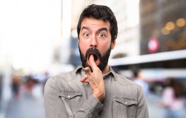 Sakal yapma intihar jest, açık olan yakışıklı adam