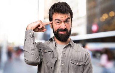 Deli jest, açık hale sakallı yakışıklı adam