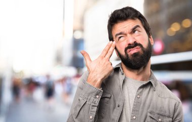 Sakal yapma intihar jest, açık olan yakışıklı adam