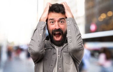 Açık, sakallı sinirli yakışıklı adam