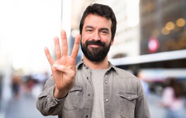 Saat 4'te açık sayım sakallı yakışıklı adam