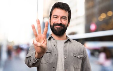 Üçte açık sayım sakallı yakışıklı adam