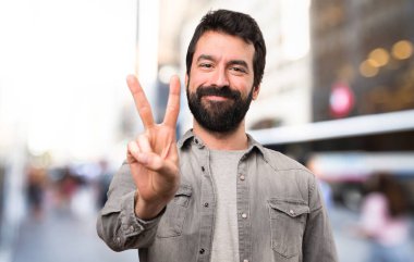 İkide açık sayım sakallı yakışıklı adam