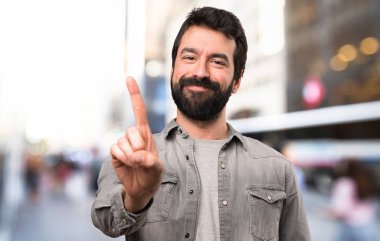 Teker açık sayım sakallı yakışıklı adam