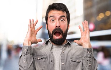 Açık, sakallı sinirli yakışıklı adam